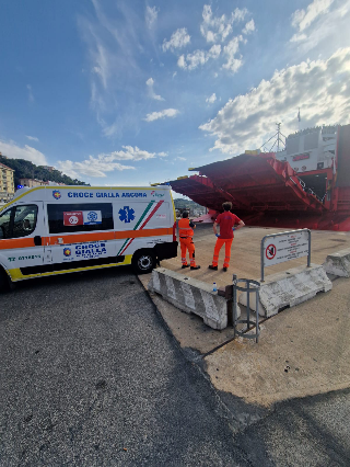 Ancona – Cade nel traghetto e l’imbarcazione rientra al porto per i soccorsi